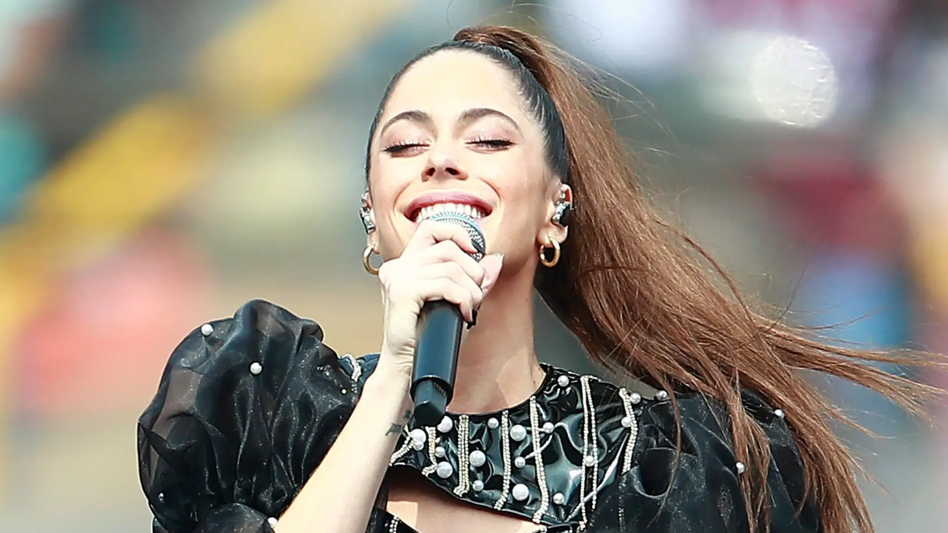 Fa la cantante e l'attrice.