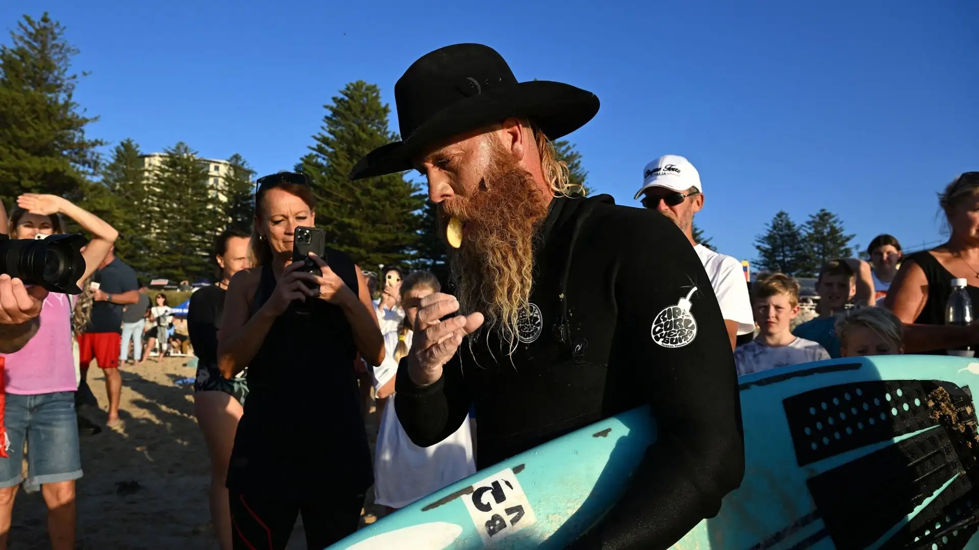 Johnston è stato un surfista professionista nei primi anni 2000