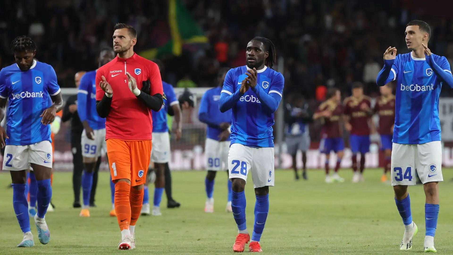 I tifosi del Genk applauditi dai loro beniamini