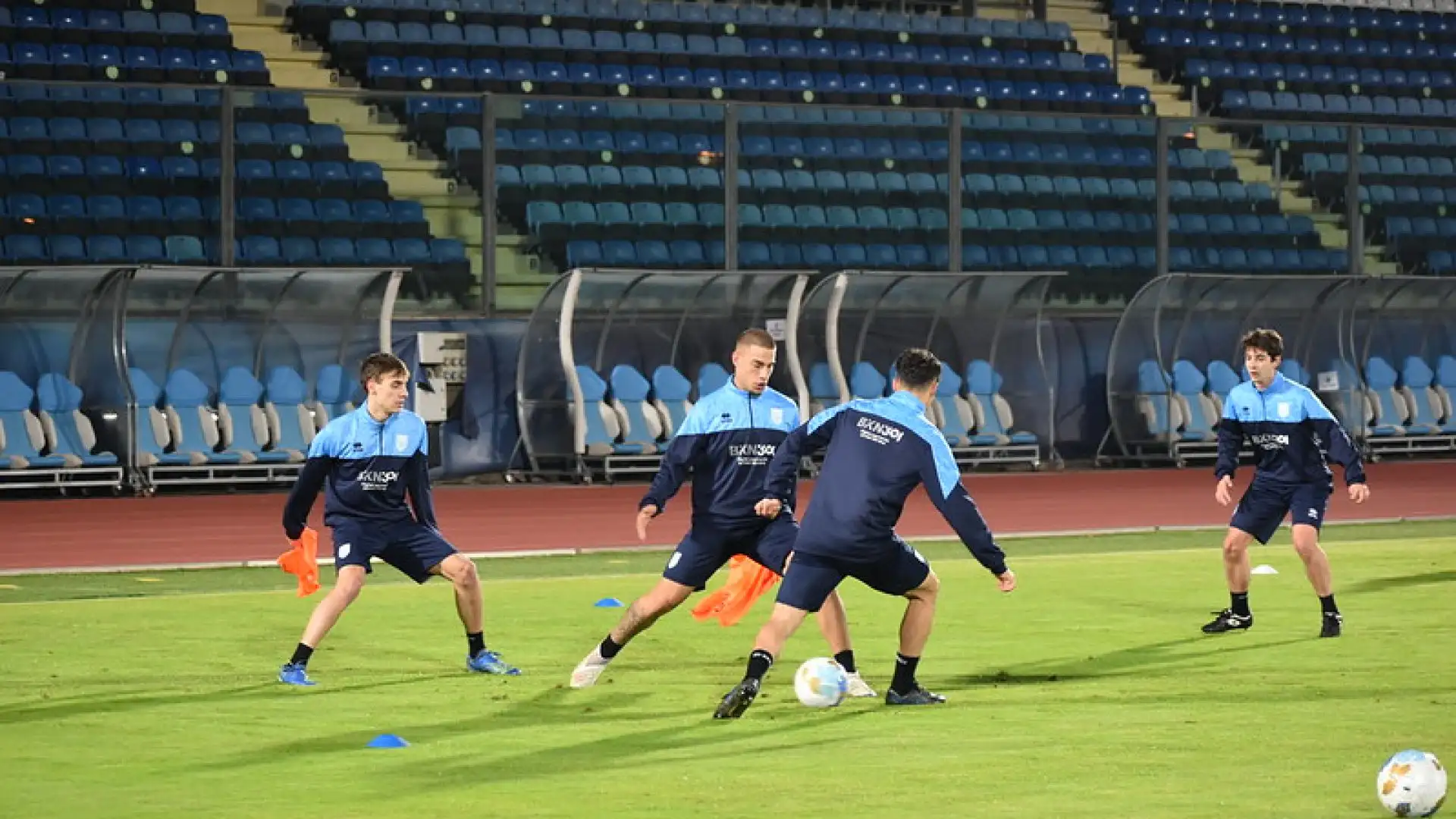 Inoltre, è possibile limitare il numero di tocchi consentiti ai giocatori del cerchio (ad uno o due) e impedire loro di passare il pallone ai compagni immediatamente adiacenti.