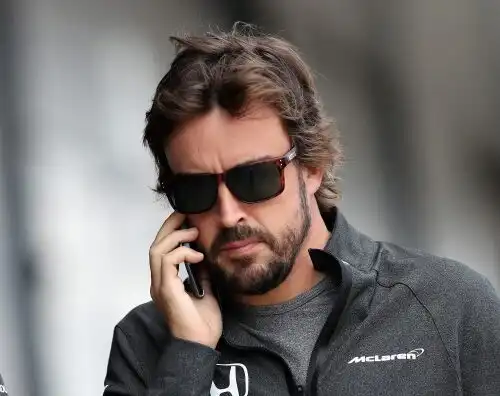 Fernando Alonso rinnova e stuzzica la Ferrari