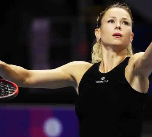 Anche il nero dona a Camila Giorgi ma non le porta fortuna: le foto