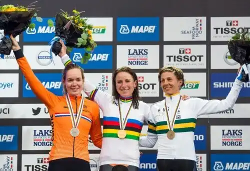 Van Vleuten d’oro, azzurre indietro