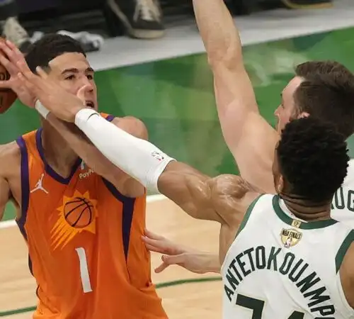 Booker fa sognare i Suns, ma i Bucks non mollano: 2-2