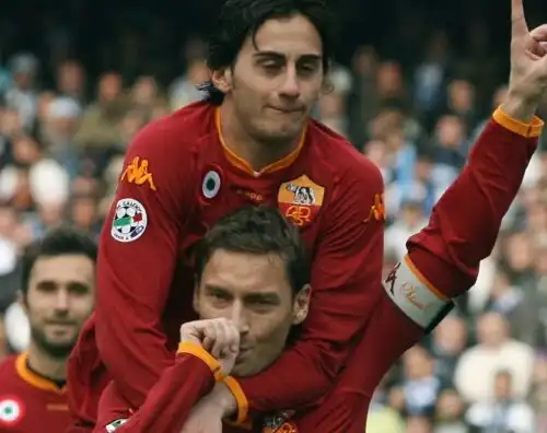 Aquilani applaude la Roma