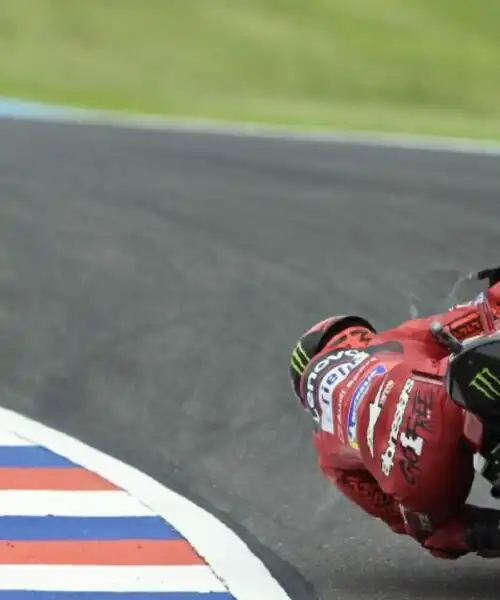 Pecco Bagnaia, caduta che fa male in Argentina: le foto