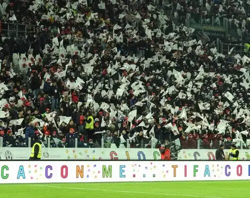 I bambini della Juve al posto dei tifosi del Napoli