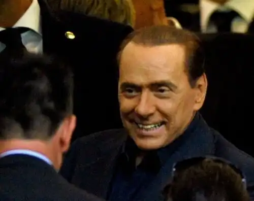 Berlusconi: “Vendo a chi ha i soldi”