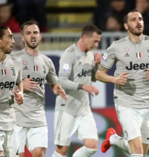 Juventus senza ostacoli, a Cagliari vittoria con polemica