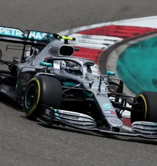 Bottas super, sua la pole in Cina