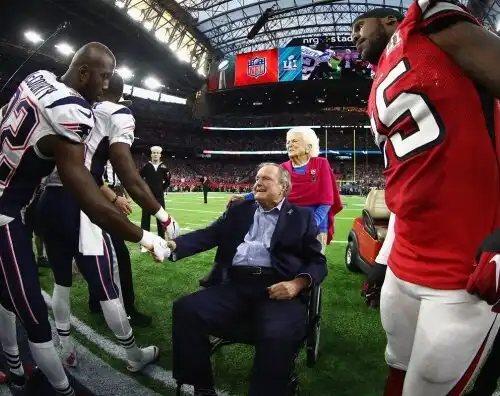 Il 92enne Bush apre il Super Bowl