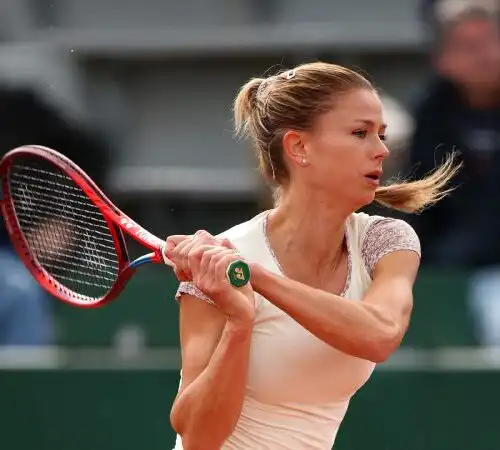 Camila Giorgi è bellissima, incanta i parigini e rimonta: le foto