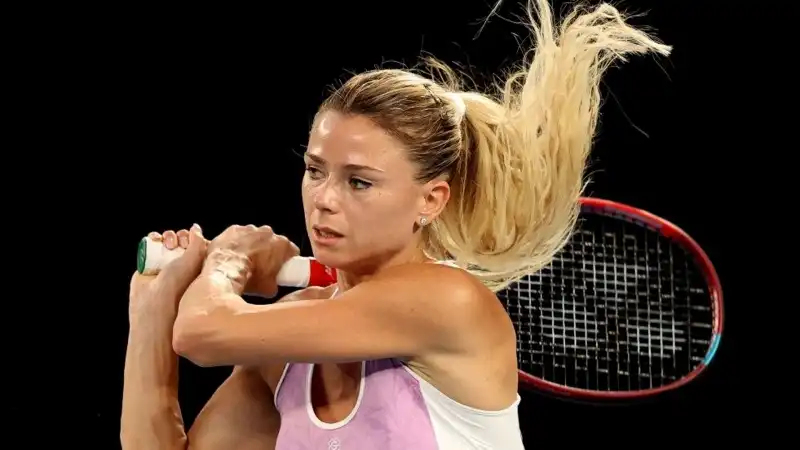 Camila Giorgi finisce a pezzi a Lione