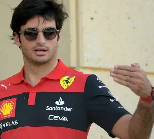 F1, Carlos Sainz sa cosa gli manca rispetto a Charles Leclerc