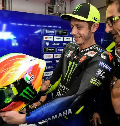 Valentino Rossi e gli altri: casco nuovo al Mugello