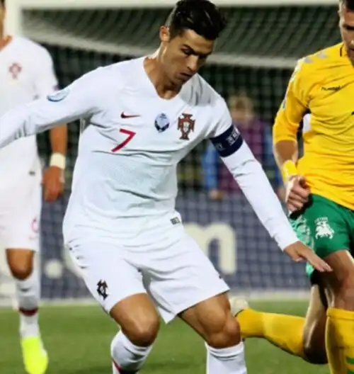 Cristiano Ronaldo dribbla il Pallone d’oro