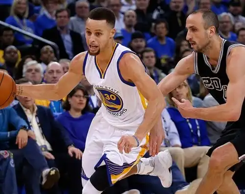 Le magie di Curry stregano anche gli Spurs