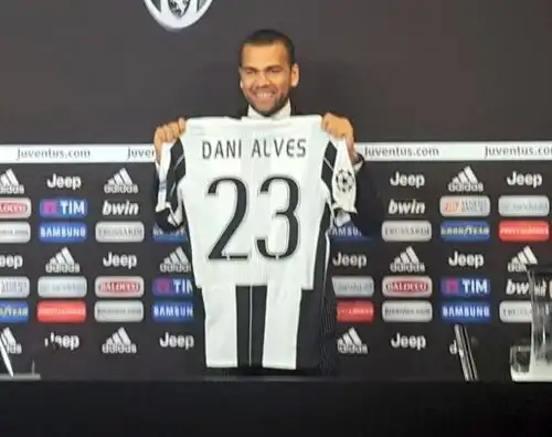 Dani Alves si presenta: “Qui per la Champions”