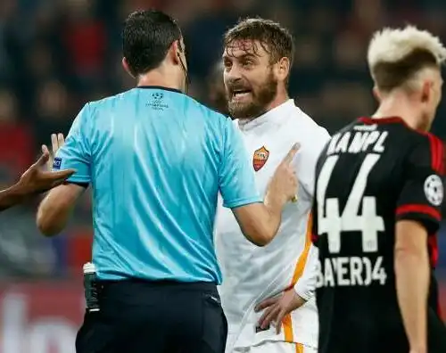 De Rossi nervoso, non riesce a urinare