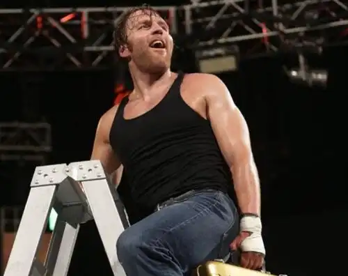 Dean Ambrose conquista la valigetta e il titolo