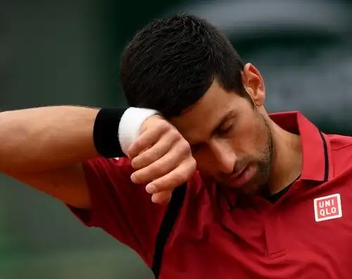 Djokovic sfiora l’arbitro con la racchetta