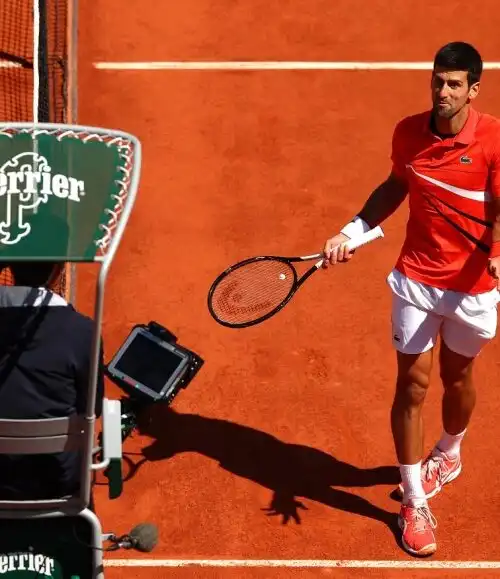 Thiem vince la battaglia e vola in finale, Djokovic furente