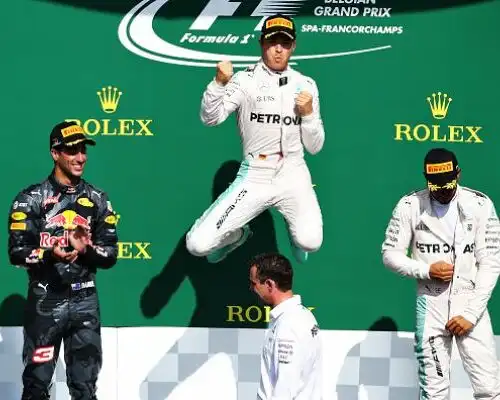 Rosberg domina, Vettel limita i danni