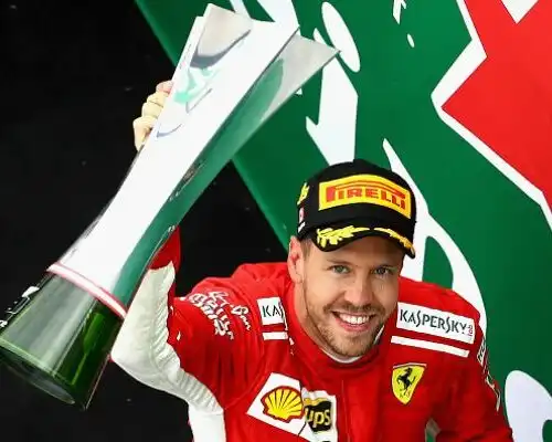 Vettel accarezza la storia della Ferrari