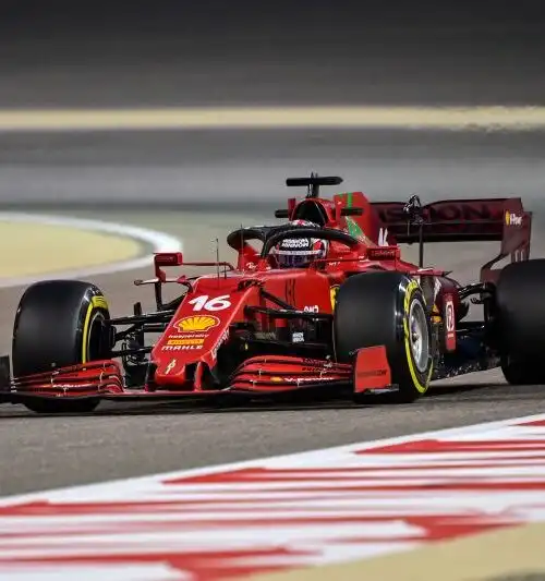 F1, in Bahrain lampi di vera Ferrari: le foto