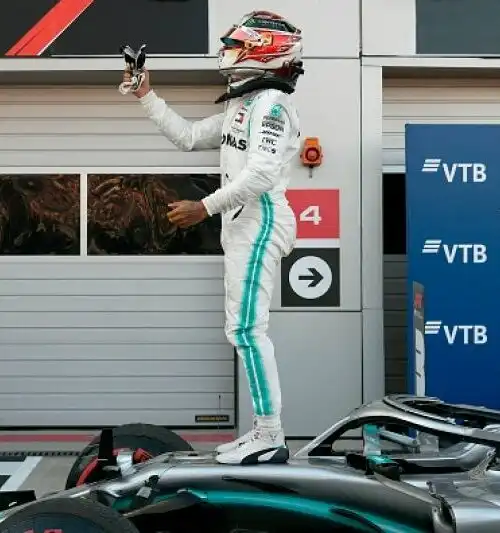 Hamilton beffa Leclerc, Vettel ko