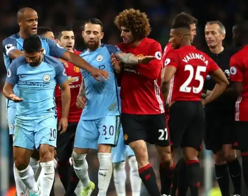 City-United in bianco, testata di Fellaini