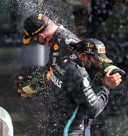 Hamilton domina, Ferrari a 0 punti