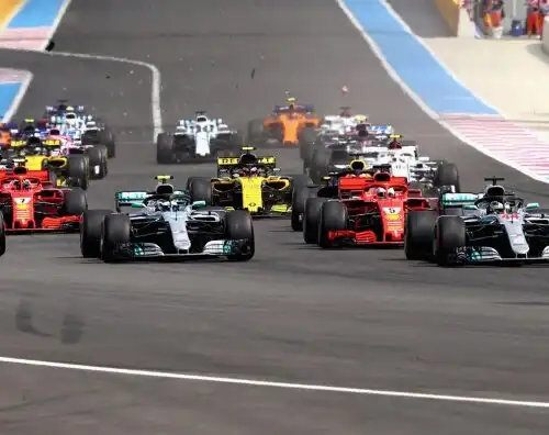 Vettel sbaglia, Hamilton vince e torna al comando