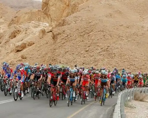 Guardini scende dalla bicicletta