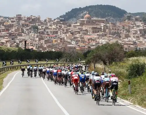 Teppisti in azione contro il Giro d’Italia