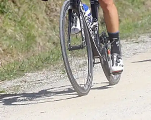 Incidente al Giro, ciclista contro auto