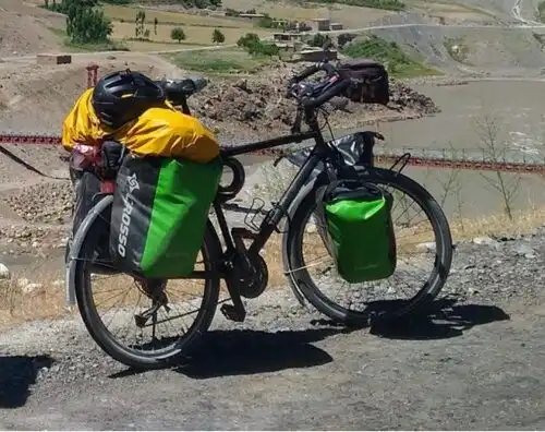 Fa il giro del mondo in bici, a Caserta gliela rubano