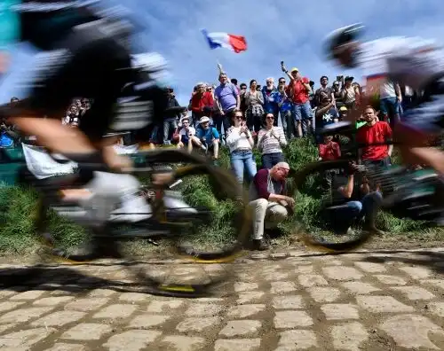 Paura alla Parigi-Roubaix: grave malore per Goolaerts