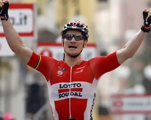 Greipel invincibile, è tris