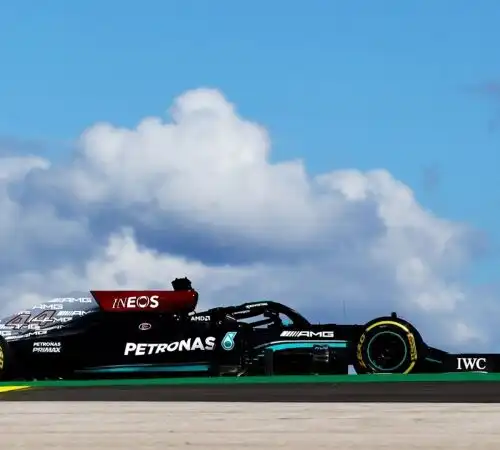 Il venerdì pomeriggio di Portimao è di Lewis Hamilton