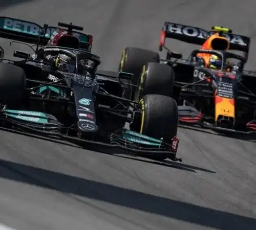 Lewis Hamilton stravince a Interlagos