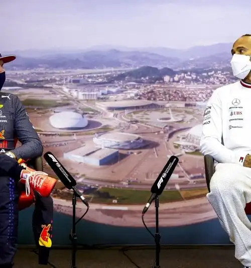 F1, ruota a ruota fra Lewis Hamilton e Max Verstappen: spunta anche il dito medio