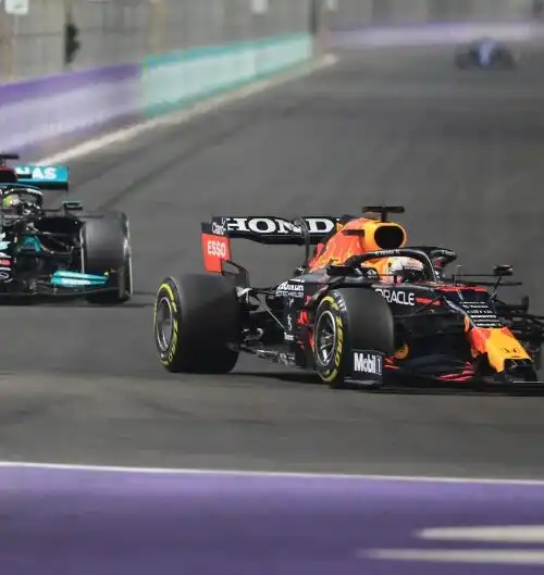 Lewis Hamilton: “Max Verstappen è un pazzo”