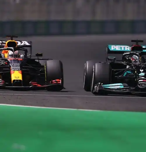 F1 caos, botte da orbi tra Hamilton e Verstappen: Lewis vince e aggancia Max