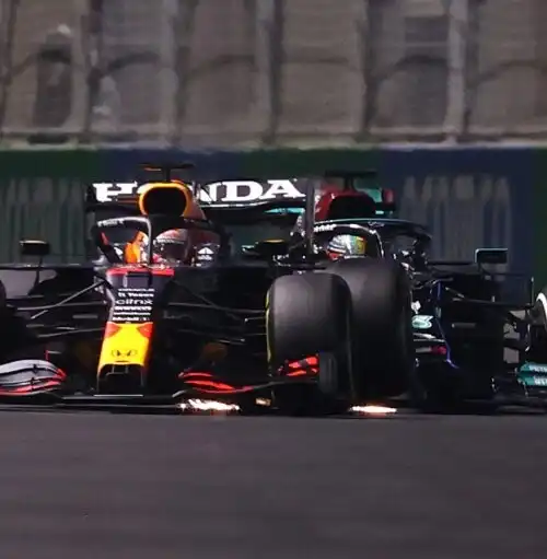 F1, la decisione sul tamponamento di Lewis Hamilton a Max Verstappen