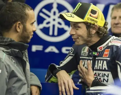 Hamilton tifa per Rossi: “Vale vincerà”