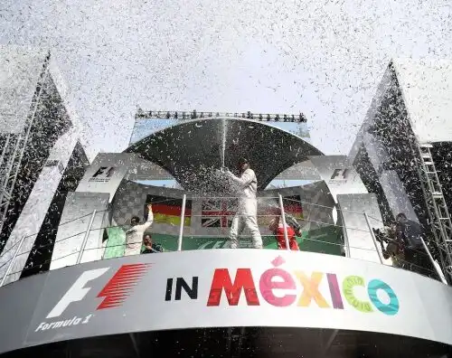 Hamilton rinvia la festa di Rosberg