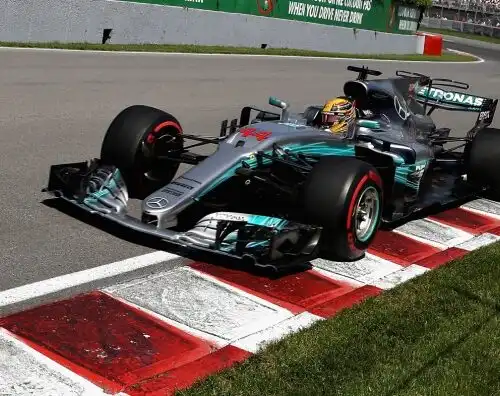 Hamilton domina, Vettel quarto in rimonta