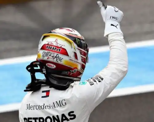 Hamilton sfreccia anche a Singapore, Ferrari indietro