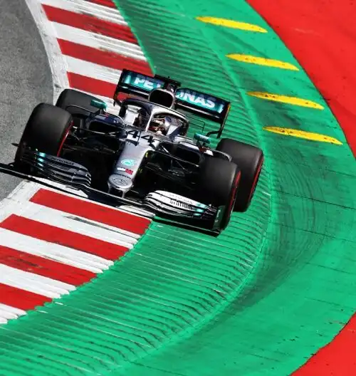 Austria, Hamilton subito davanti